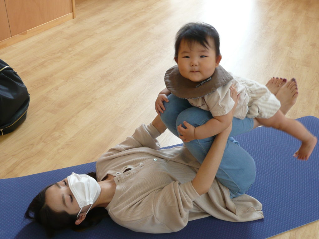 ママと赤ちゃんのためのベビーヨガ 三川町子育て支援センター